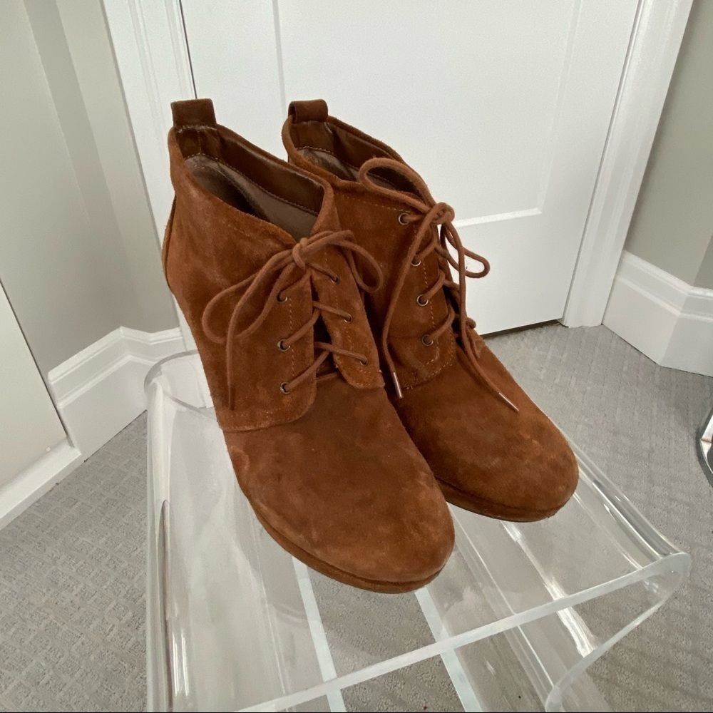 ⛄️ Brown Wedged Booties